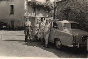 et la quatri&egrave;me : 
une Peugeot 403